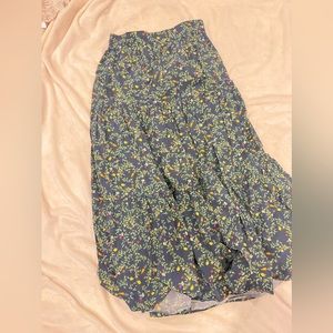 VGUC HHH Camilla skirt, midnight garden, size M 🥕🍅💙